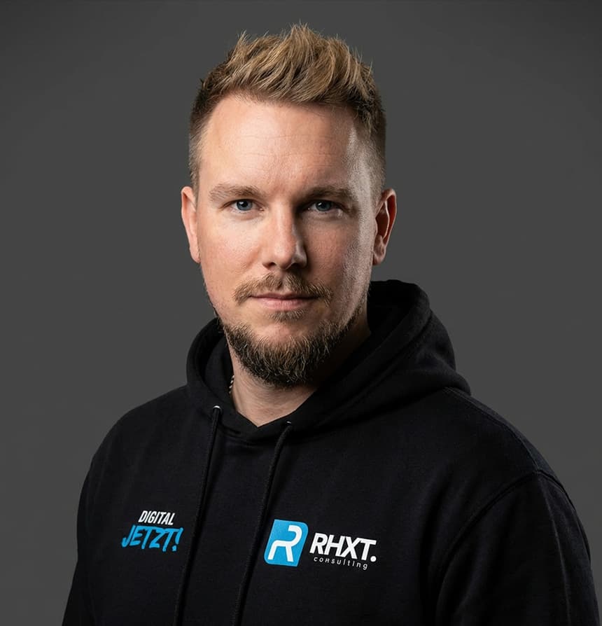 Porträt von Rick Hartmann in einem Hoodie mit RHXT.- und Digital Jetzt-Branding